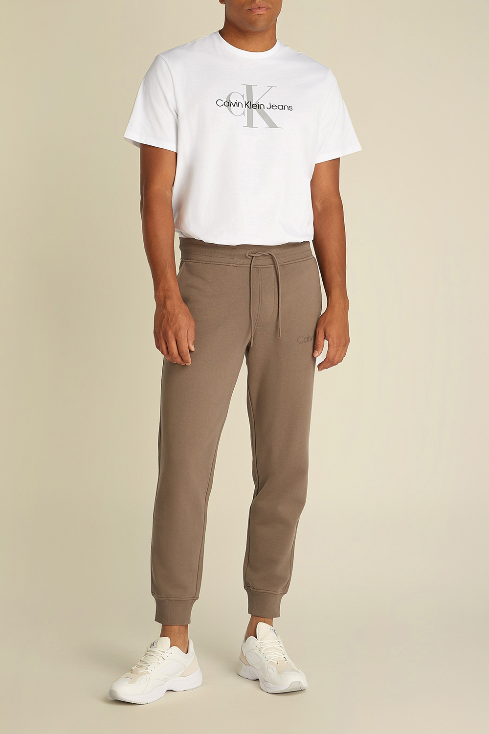 תמונת כל הלוק של מכנסי ג'וג ארוכים